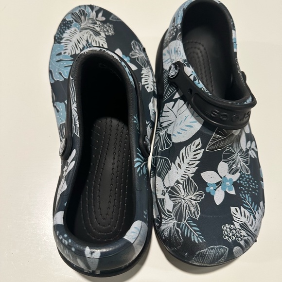 Crocs  Floral Clogs - Black and Blue size M-10 , W-12 - Picture 8 of 10